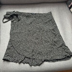 Madewell black floral wrap mini skirtt size 10